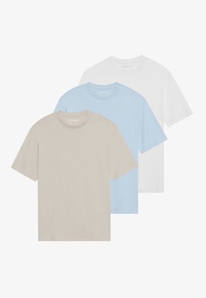 Trois T-shirts à manches courtes en beige, bleu clair et blanc. Fabriqués en coton doux avec un col rond classique et une coupe décontractée.