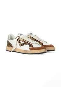 Sneakers in pelle con motivi bianchi, marroni e leopardati. Texture morbida con puntale arrotondato e suola in gomma testurizzata.