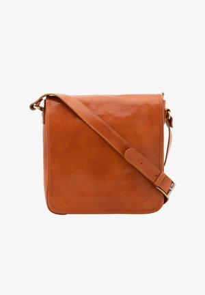 Sac messager en cuir marron avec une sangle ajustable et une boucle, surface à texture lisse, présenté sur un fond blanc.