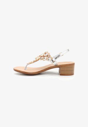 Sandalo infradito argentato con intricate decorazioni in perle d'oro e cristalli, dotato di un tacco in legno basso e una soletta in pelle liscia.