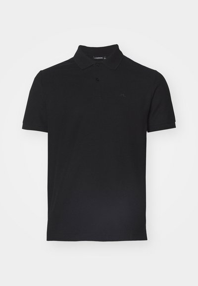 Camisa polo negra de algodón con cuello clásico, tapeta de dos botones, mangas cortas y un sutil logo en el pecho.