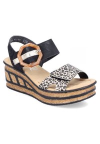 Zwarte wedge sandaal met leopardenprint banden, kurkachtige zool en een octagonale accentgesp. Verstelbare enkelband voor een goede pasvorm.