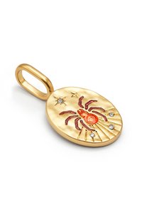 Colgante de oro con un diseño de araña, que presenta detalles en rojo y morado y pequeñas piedras preciosas transparentes, en forma ovalada con un lazo en la parte superior.