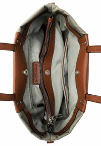 Borsa a mano in pelle marrone con interni grigio chiaro. Caratteristiche includono una tasca centrale con zip, due scomparti aperti e manici robusti.