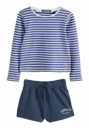 Langärmeliges blau-weiß gestreiftes Hemd mit navyblauen elastischen Shorts mit Kordelzug und "Superdry New York" Logo.