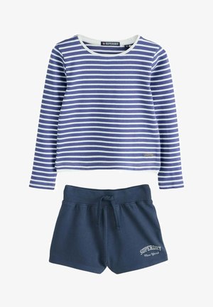 Langärmeliges blau-weiß gestreiftes Hemd mit navyblauen elastischen Shorts mit Kordelzug und "Superdry New York" Logo.