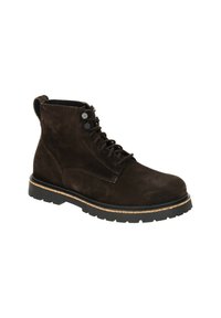 Stivale alla caviglia in suede marrone con punta rotonda, chiusura con lacci e due bottoni metallici decorativi. Suola spessa in gomma con finitura testurizzata.