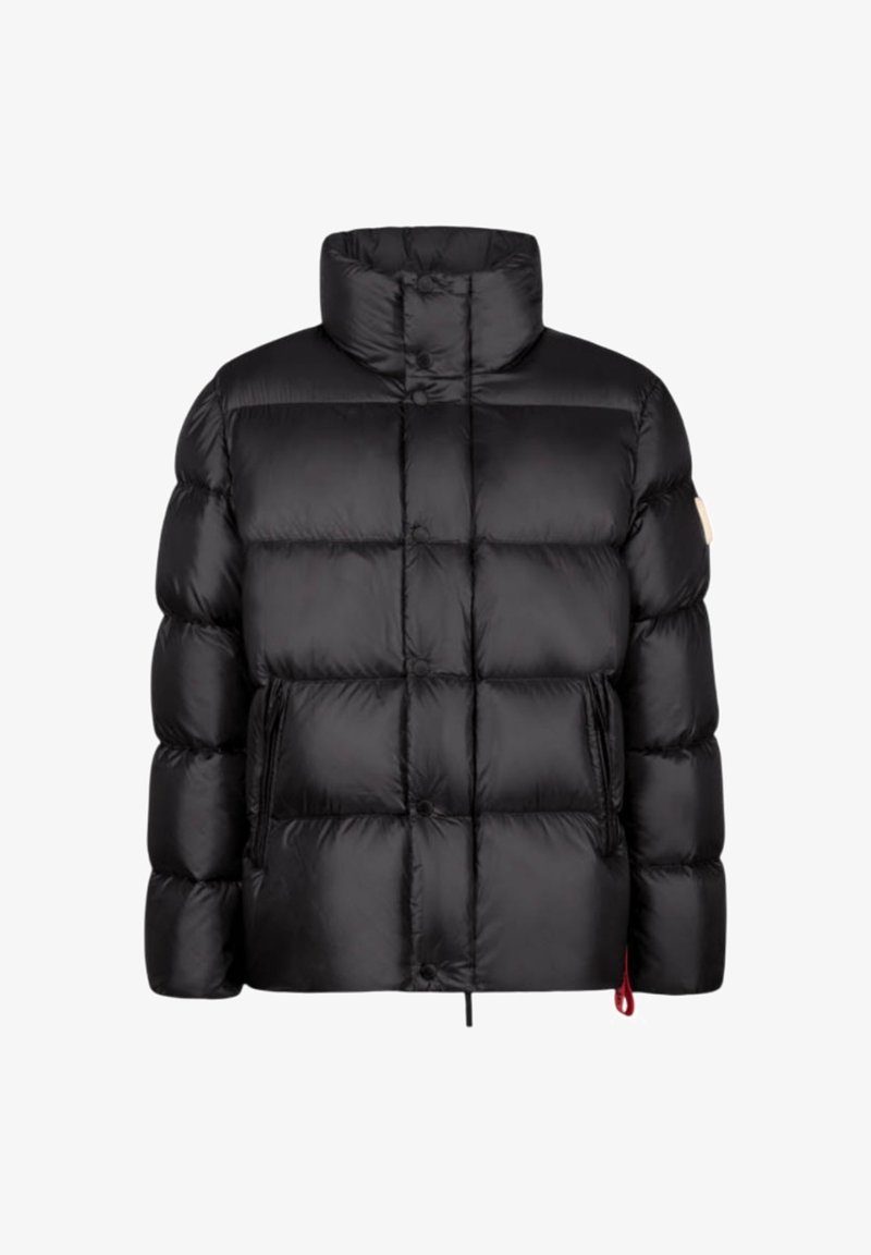 Giacca a piumino nera con colletto alto, design squadrato, motivo trapuntato, due tasche laterali e coulisse rossa all'orlo.