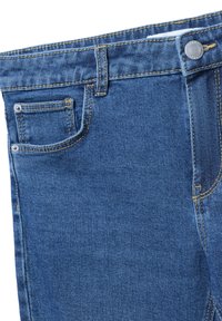 Jeans in denim di un blu medio, con un design classico, cuciture gialle, tasca frontale e chiusura con bottone metallico in vita.