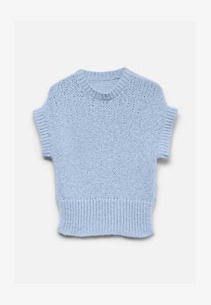 Lichtblauwe gebreide trui met korte mouwen, geribde ronde hals, mouwboorden en zoom, plat gelegd op een witte achtergrond.
