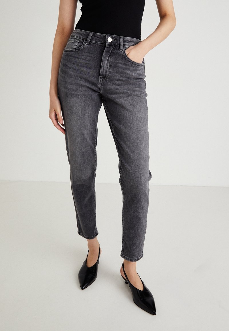 Mörkgrå högmidjade jeans med tapered ben, femficksdesign, silverfärgad knapp och lätt slitage vid låren.