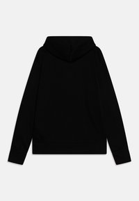 Czarna bluza z kapturem ze ściągaczem, długimi rękawami i prążkowanym ściągaczem u dołu. Materiał wydaje się miękki i teksturowany, bez widocznych wzorów czy ozdób.
