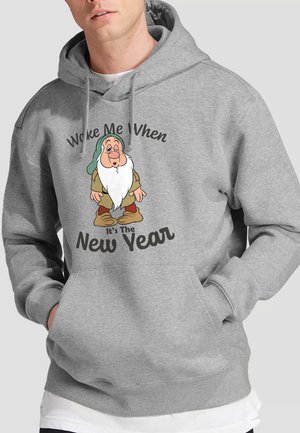 Grauer Hoodie mit einem Frontdruck eines Cartoon-Zwergs, Text lautet "Weck mich, wenn es Neujahr ist." Mit Kapuze mit Kordelzug und Kängurutasche.