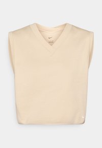 Beige mouwloze top met een v-hals, gemaakt van zachte stof, met een klein wit logo in de rechterbenedenhoek. Eenvoudig ontwerp en textuur.