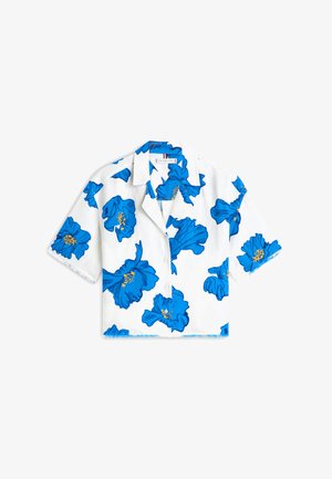 Witte korte mouwen overhemd met grote blauwe bloemenprints en een notched kraag, plat uitgestald op een witte achtergrond.