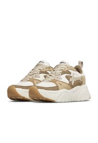 Sneaker beige e bianche con pannelli in suede e mesh, lacci testurizzati, suola spessa e logo a stella sul lato.