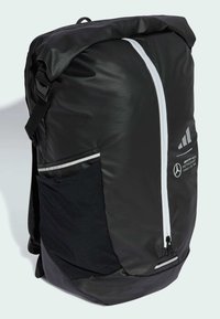 Čierny batoh s rolovacím uzáverom a bielym zipsom, reflexnými detailami a sieťovanou bočnou kapsou. Obsahuje logá a odolný, textúrovaný povrch.