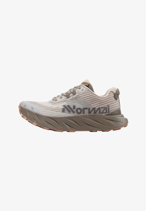 Chaussure de trail beige et grise avec semelle épaisse et texturée, dessus rayé et marquage "Nnormal" audacieux sur le côté.