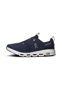 Chaussure de sport bleu marine en matériau mesh respirant, avec une semelle blanche et des accents noirs. Présente un bout arrondi et un système de laçage.