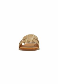 Beige suède schuif sandaal met twee brede banden met uitsnijdingen, tan binnenzool en een platte bruine zool.
