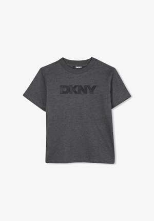T-shirt en coton gris à manches courtes, avec un logo DKNY en relief noir à l'avant. Encolure ras du cou, coupe classique et texture lisse.