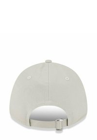 Gorra de béisbol gris claro con una corona redonda, tejido suave, detalles cosidos y una hebilla metálica ajustable en la parte posterior.