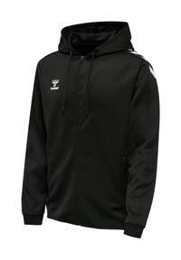 Sudadera negra con cremallera y capucha ajustable, bolsillos laterales y acentos blancos en los hombros. Textura de tela suave, diseño atlético.