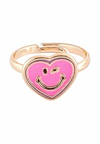 Goldfarbener verstellbarer Ring mit einer herzförmigen, rosa Emaille-Oberfläche, die ein lächelndes Gesicht mit schwarzen Konturen zeigt.