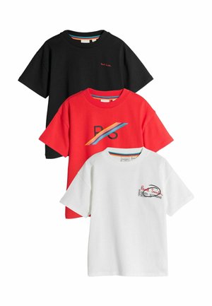 Drei T-Shirts: Schwarz mit rotem Text, Rot mit einem mehrfarbigen gestreiften Motiv und Weiß mit schwarzem Text und Motiv. Baumwollmaterial, kurze Ärmel.