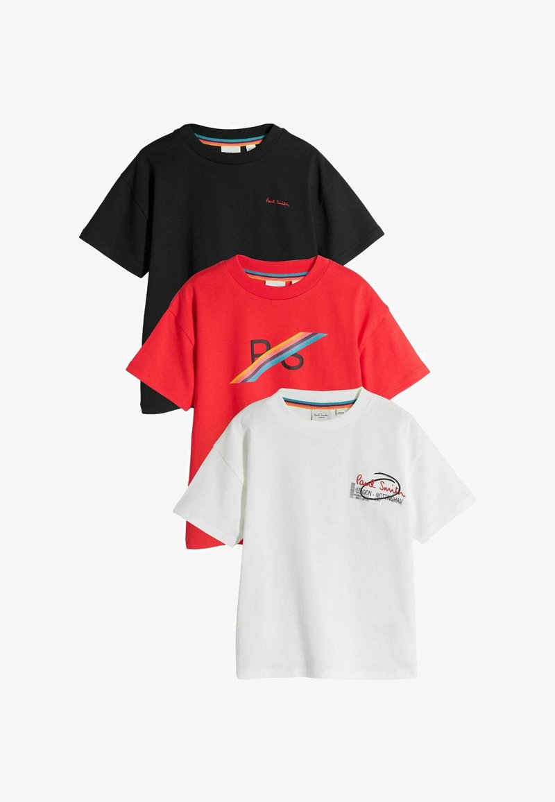 Drei T-Shirts: Schwarz mit rotem Text, Rot mit einem mehrfarbigen gestreiften Motiv und Weiß mit schwarzem Text und Motiv. Baumwollmaterial, kurze Ärmel.