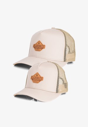 Beżowa czapka trucker z zaokrągloną koroną, siateczkowymi bokami oraz brązową skórzaną naszywką z logo "BLACKSKIES PREMIUM SUPPLIES MMIX".