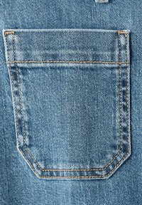 Tissu en denim bleu avec une poche arrière vide soulignée par des coutures orange et une texture textile visible.