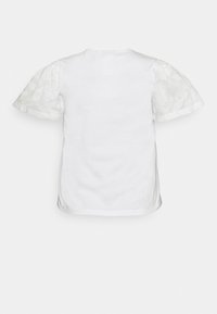 Weißes T-Shirt mit kurzen, puffartigen Ärmeln aus durchsichtigem Stoff. Der Rücken hat einen runden Ausschnitt und eine lockere Passform. Strukturierter Ärmeldesign.