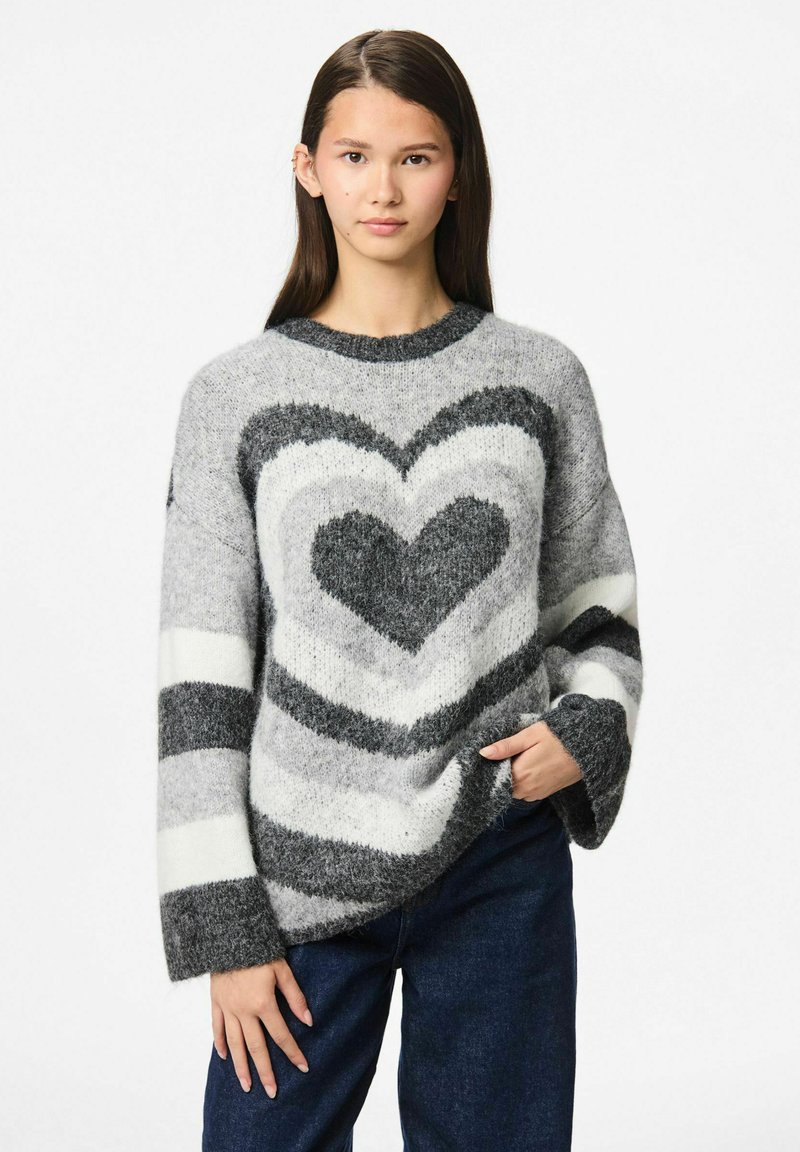 Pullover grigio e bianco con motivo a cuore, realizzato in materiale morbido. Presenta maniche ampie e una vestibilità rilassata con righe orizzontali.