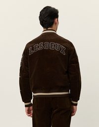 Brun kordflöjel bomberjacka med "LESDEUX" broderat på ryggen, ribbade muddar, midja och sidopatchar.