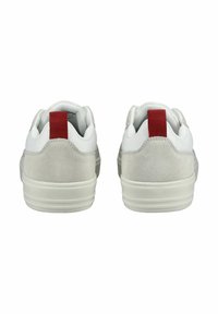 Witte sneakers met een bovenwerk van glad leer en grijze suède accenten. Heeft een rode lus en een gestructureerde rubberen zool voor grip.