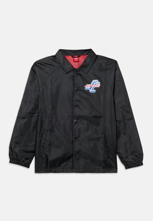 Zwarte lichtgewicht jas met drukknopen, zijzakken, elastische manchetten en een rode voering, met een blauw-rood logo op de borst.