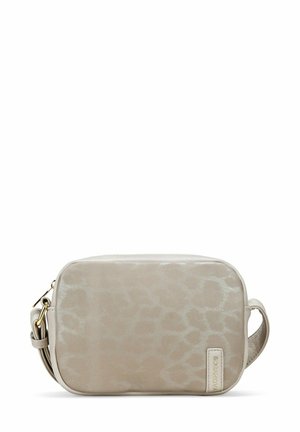Bolso cruzado de piel sintética beige con un sutil estampado animal, forma rectangular, herrajes en tono dorado y una correa corta ajustable.