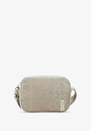 Bolso cruzado de piel sintética beige con un sutil estampado animal, forma rectangular, herrajes en tono dorado y una correa corta ajustable.