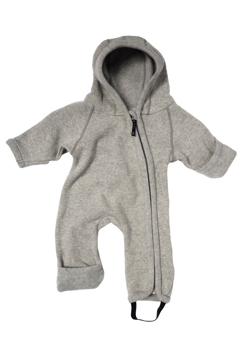 Grå enhetlig dräkt gjord av mjukt, varmt tyg med huva, långa ärmar och lås framtill. Har uppvikt manchetter och ett svart band.