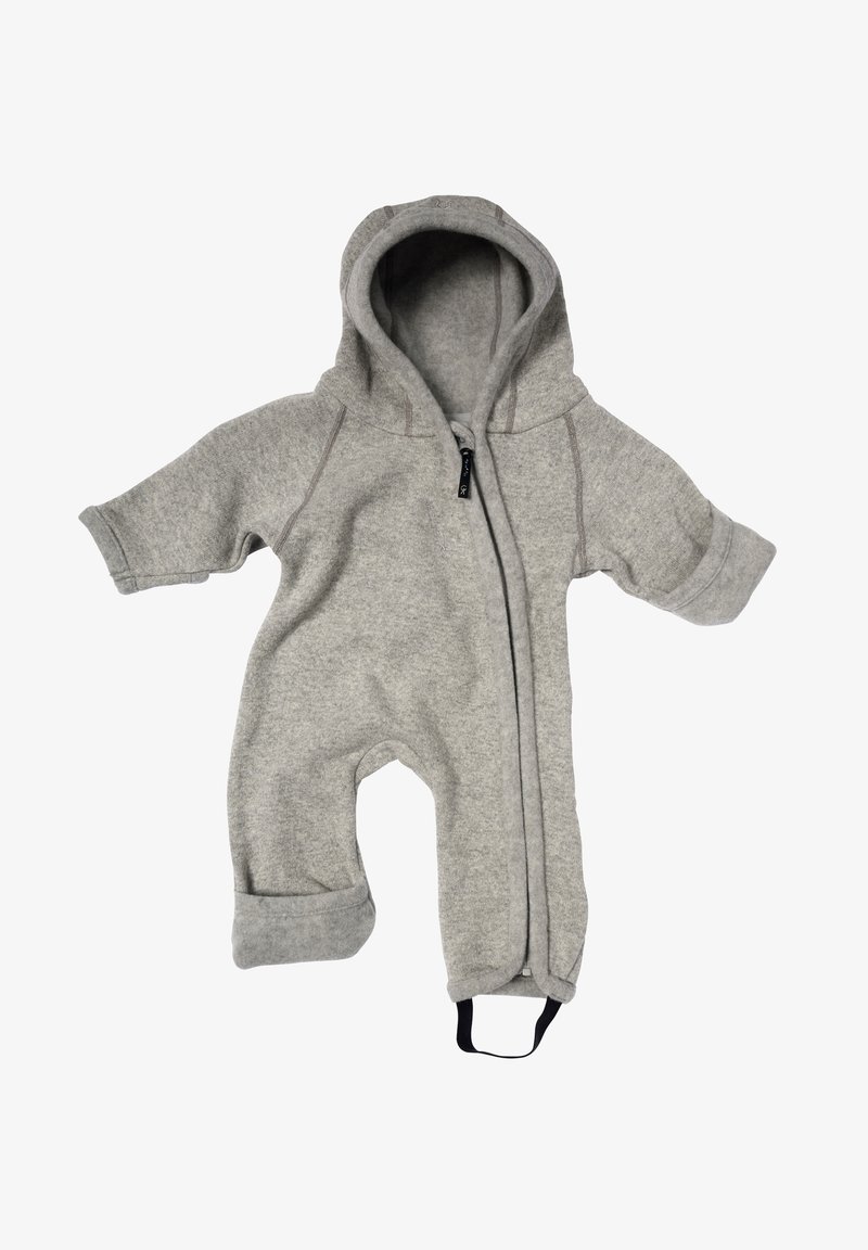 Grå enhetlig dräkt gjord av mjukt, varmt tyg med huva, långa ärmar och lås framtill. Har uppvikt manchetter och ett svart band.