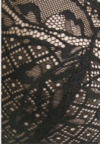 Tessuto di pizzo nero caratterizzato da intricati motivi floreali, una texture simile a quella di una rete e diverse design di cucitura, che creano profondità visiva e dettaglio.