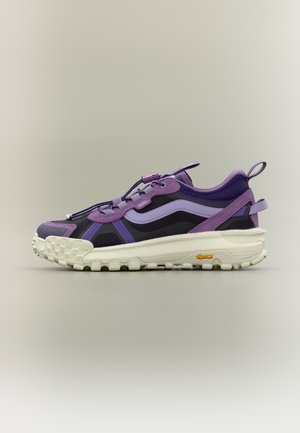 Lila és fekete sportcipő fehér vastag talppal, hálós és velúr felsőrésszel, húzófülekkel és Vibram talppal, neutrális háttér előtt.