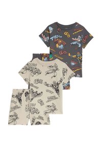Dos conjuntos de pijamas para niños. Uno gris con diseños de cómics coloridos; otro crema con ilustraciones de superhéroes en contorno negro, ambos de algodón.