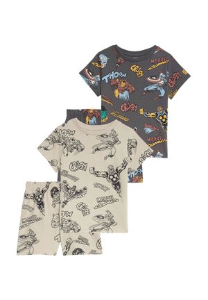 Deux ensembles de pyjamas pour enfants. L'un gris avec des motifs de bandes dessinées colorés ; l'autre crème avec des illustrations en contour noir de super-héros, tous en coton.