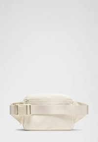 Bolso bandolera de tela blanca con una textura suave, forma rectangular, bolsillo frontal con cremallera y correa ajustable.