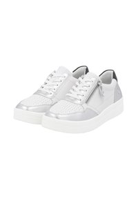Baskets blanches avec des accents argentés, design perforé, fermeture à lacets, zip latéral, semelle en caoutchouc et un panneau arrière texturé.