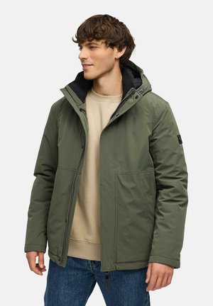 Grüne isolierte Jacke mit einem Reißverschluss vorne, Kapuze und zwei Seitentaschen. Mit schwarzem Futter und verstellbaren Bündchen.