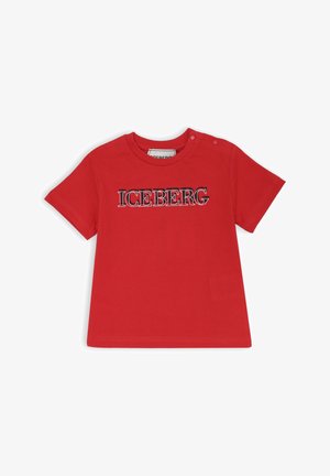 T-shirt di cotone rosso con maniche corte, che presenta la parola "ICEBERG" in colori a contrasto. Collo rotondo con chiusura a pressione su una spalla.