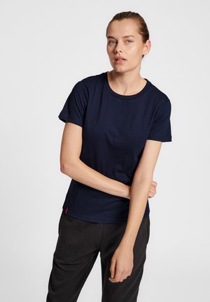 Mørkeblå kortærmet t-shirt i bomuldsblanding, rund halsudskæring, afslappet pasform, blød tekstur, med et lille rødt mærke ved kanten.